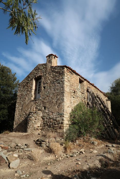 Vue générale de l'église depuis l’ouest (façade ouest en pignon et mur sud)