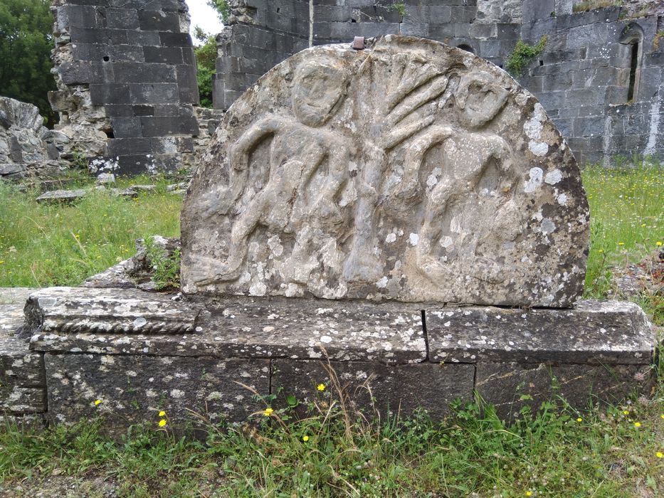 Baptistère : détail d’un tympan sculpté déposé