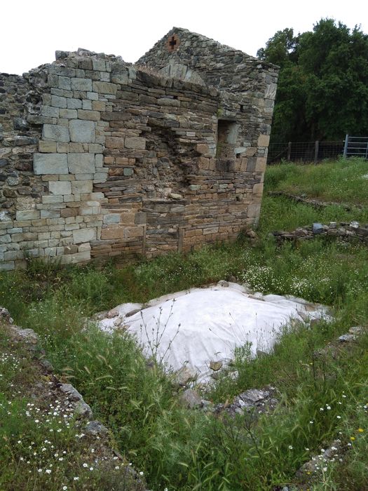 détail des fouilles proches du mur latéral sud de l’église