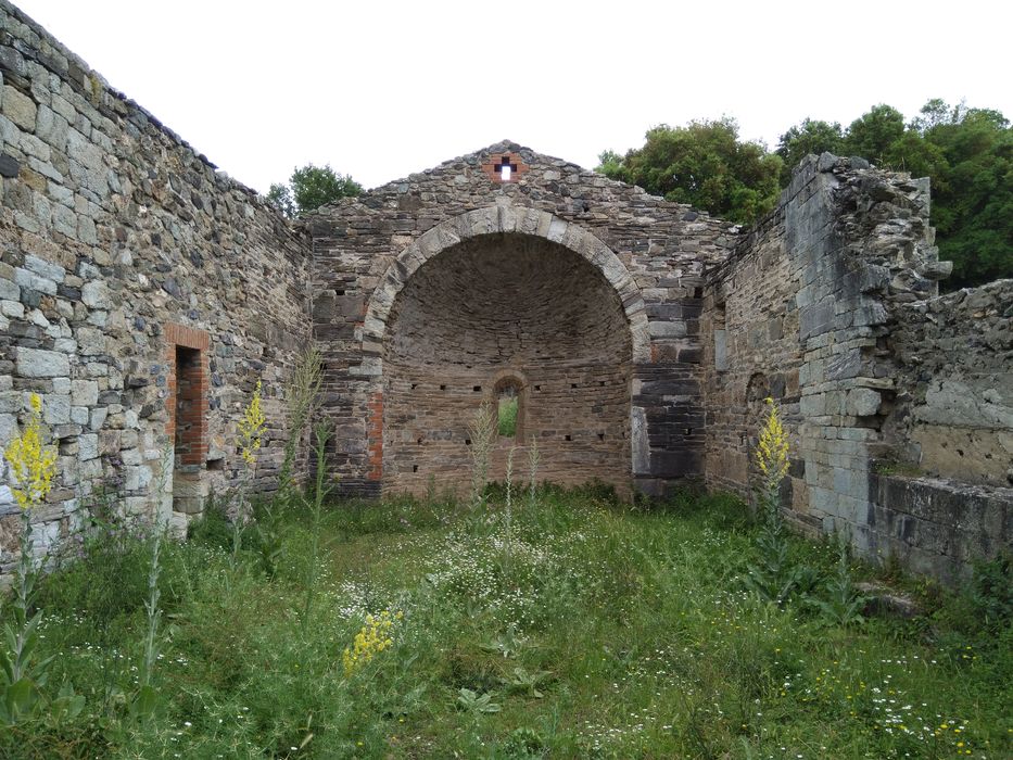 église, vestiges de la nef et du chevet