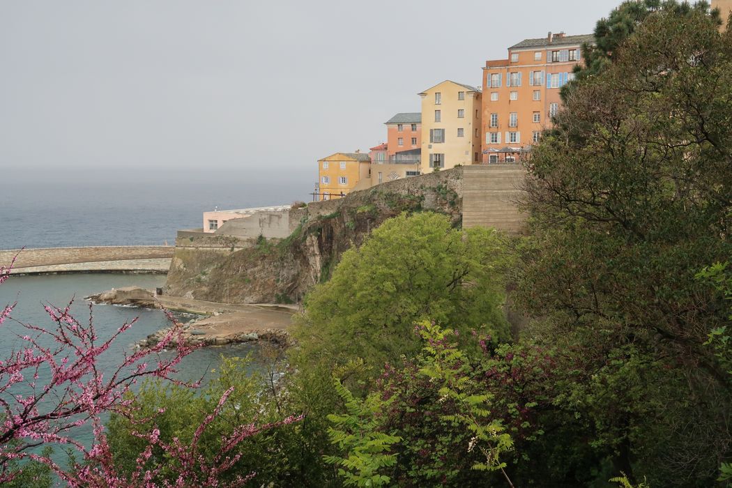 courtine du flanc nord, au dessus du port