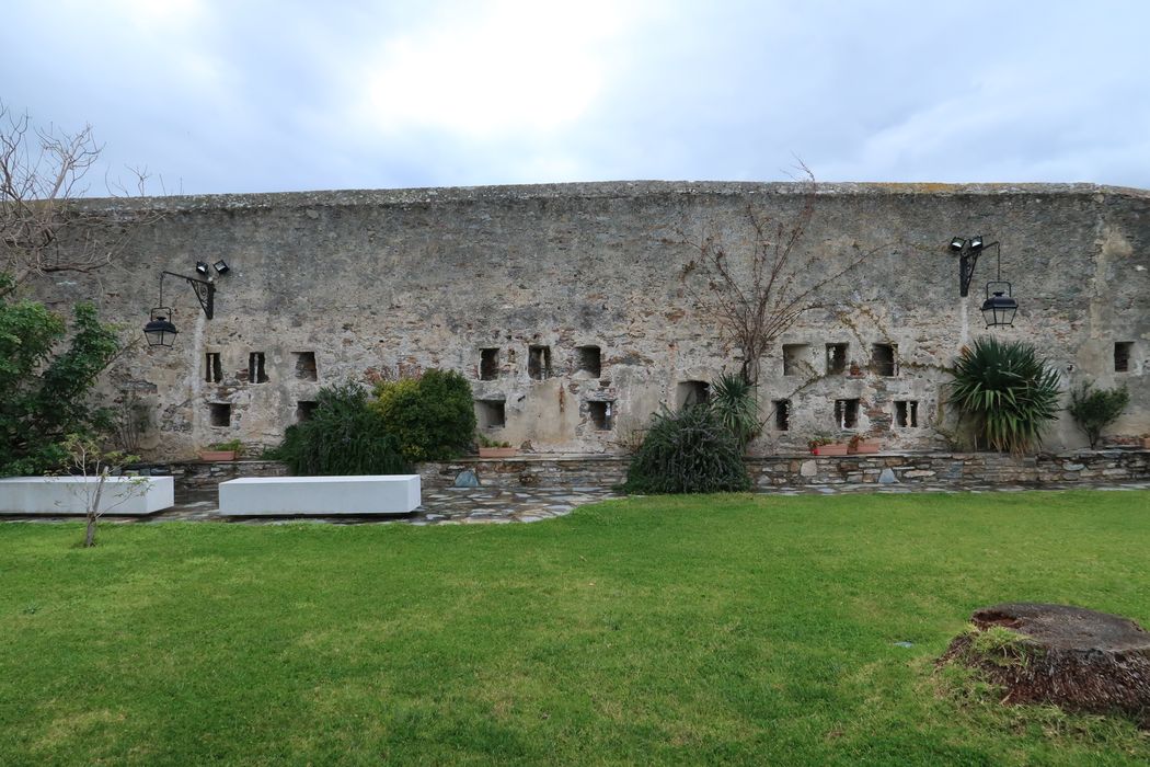 parapet et meurtrières sur la terrasse du bastion Saint-Charles 