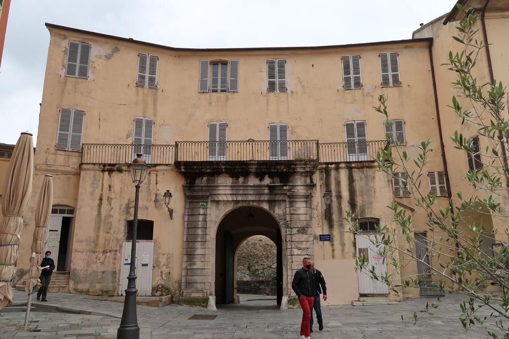 Enceinte fortifiée dite citadelle et palais du Gouverneur, partiellement aménagé en Musée d'Ethnographie