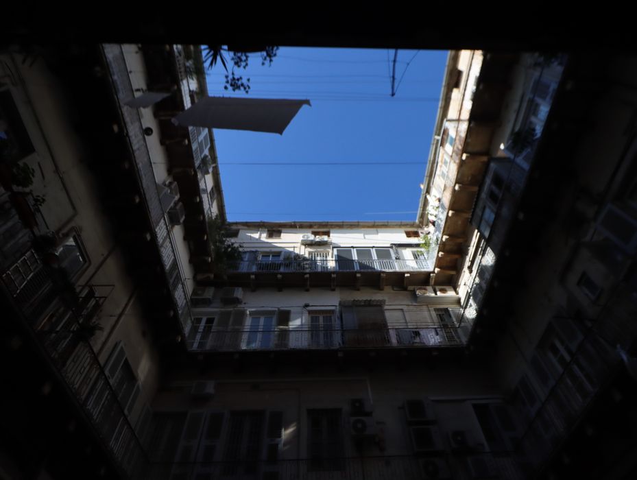 cour intérieure, vue partielle des façades