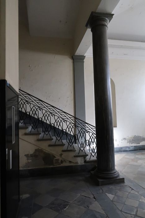 aile est, vestibule