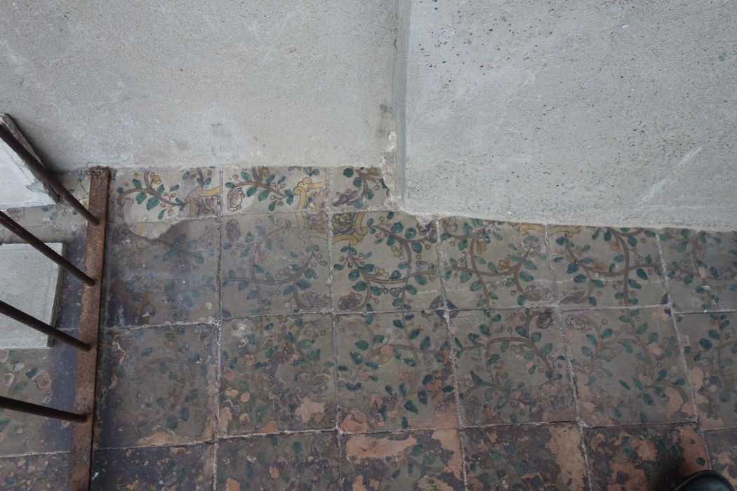 détail du balcon de l’angle nord-ouest : carrelage