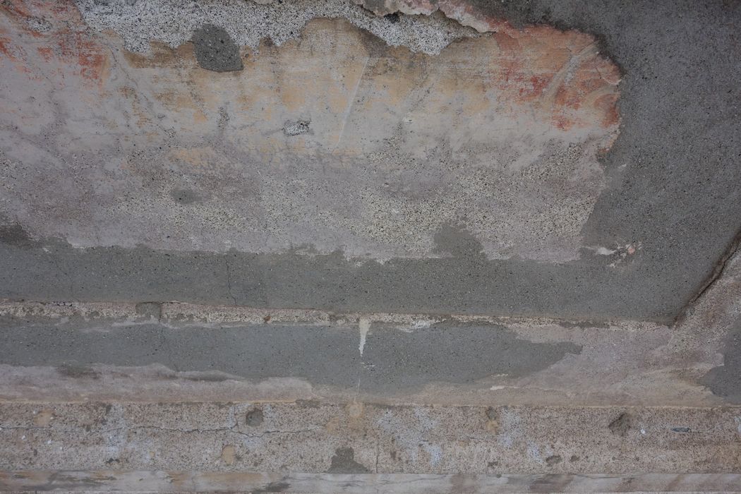 façade sud (détail : vestiges de décors dans l’enduit)