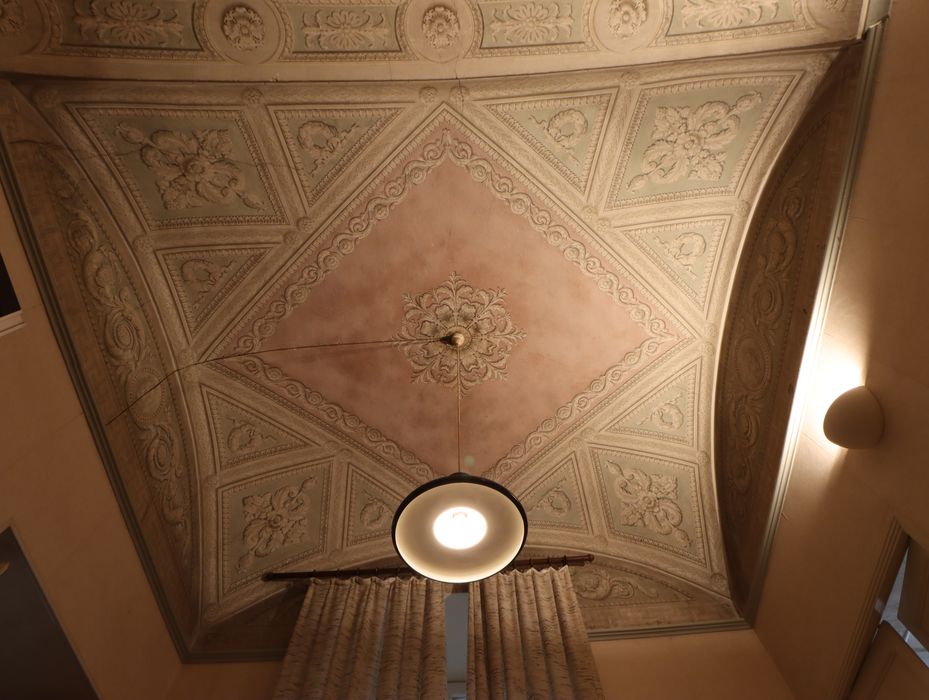 appartement du 1er étage : plafond d’une pièce