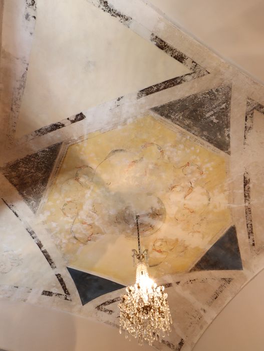 appartement du 2nd étage : vestige de décors peints, plafond d’une pièce côté ouest