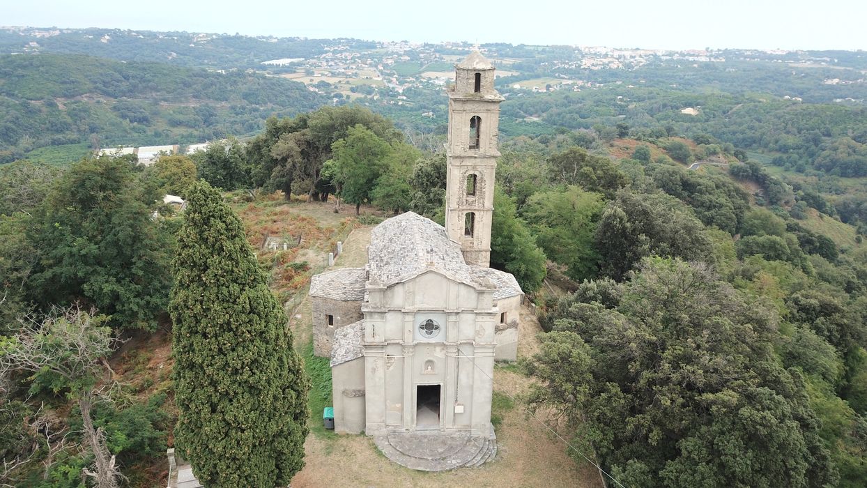 vue aérienne de l’église dans son environnement depuis l’Ouest