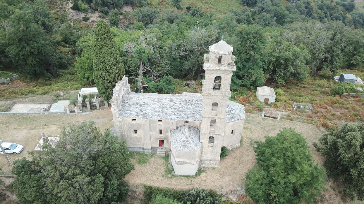 vue aérienne de l’église dans son environnement depuis le Sud