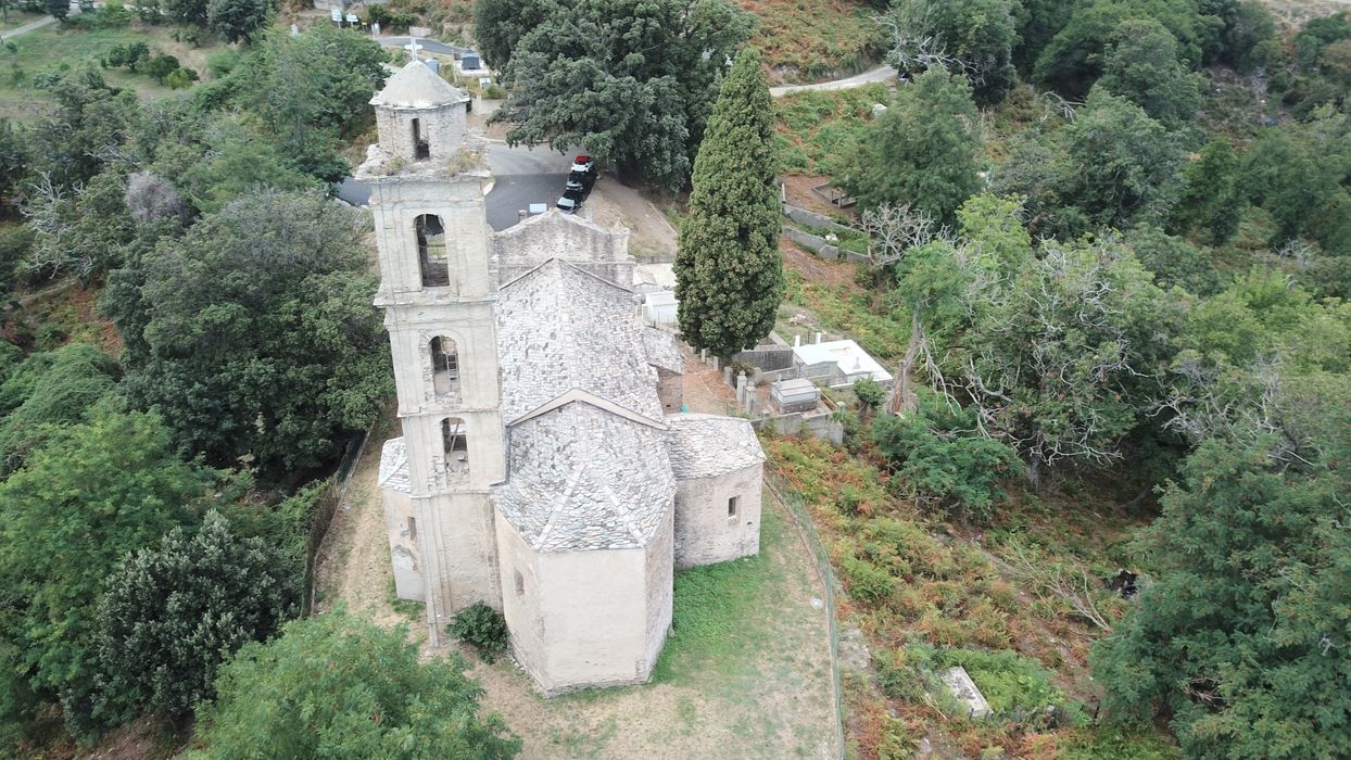 vue aérienne de l’église dans son environnement depuis l’Est