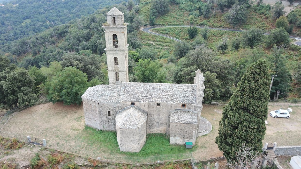 vue aérienne de l’église dans son environnement depuis le Nord