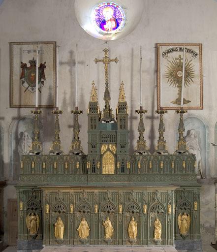 autel ; gradin d'autel ; tabernacle ; 6 chandeliers ; croix d'autel, vue générale