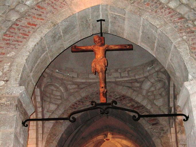 statue : Christ en croix, vue générale