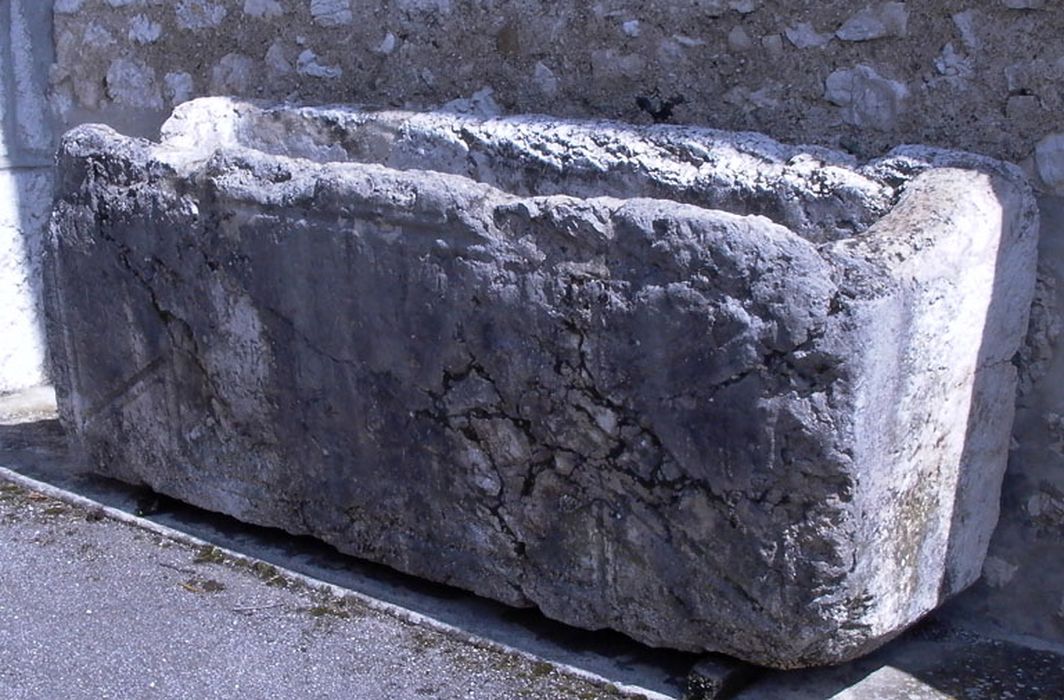 Sarcophage de Bellius Atticianus Victorius, vue générale