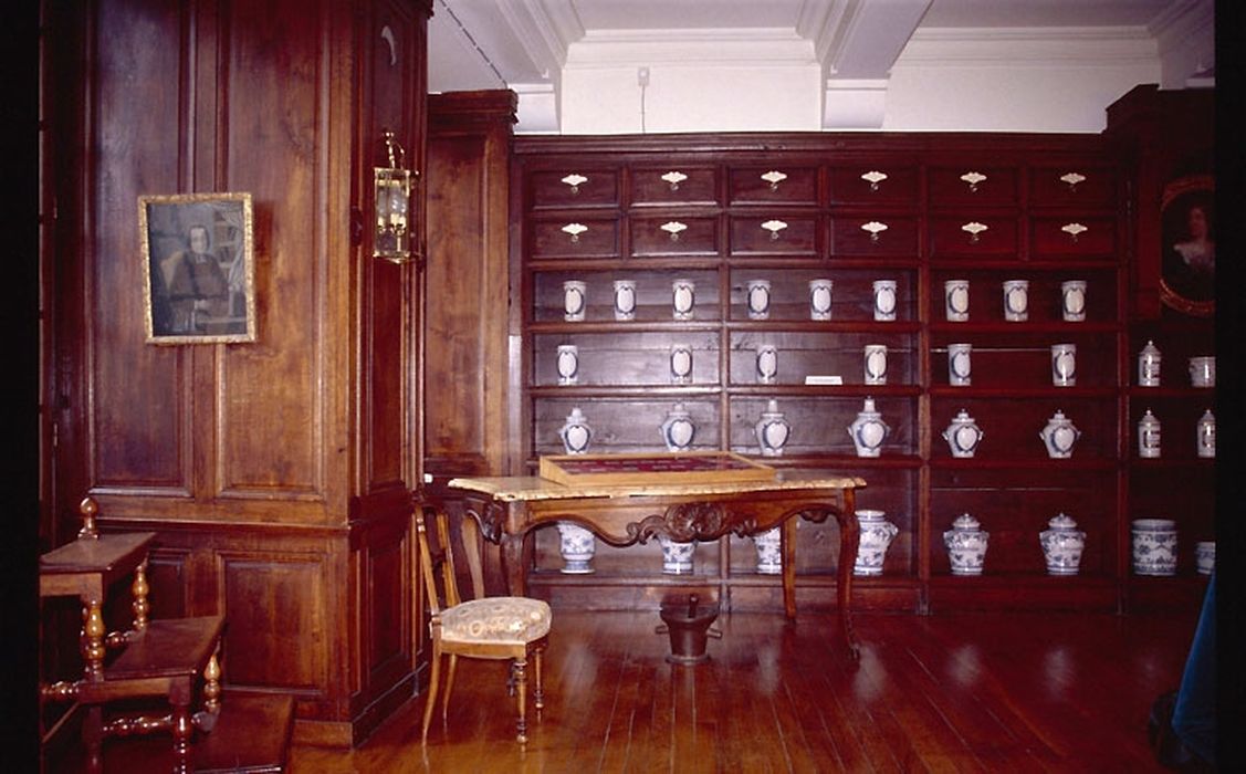 Lambris de hauteur ; meuble de pharmacie - © Ministère de la Culture (France), Conservation des antiquités et des objets d’art de l’Ain, tous droits réservés