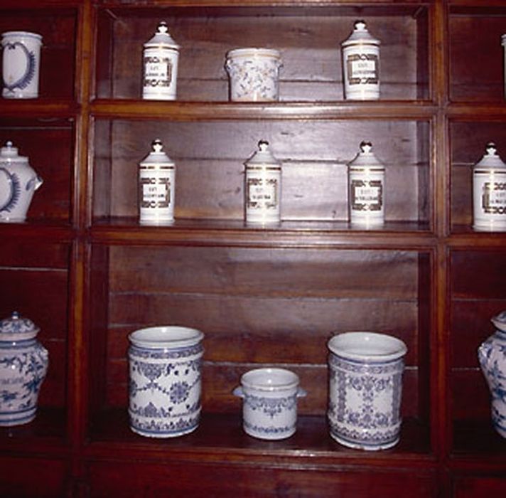 Ensemble de 120 pots à pharmacie : bouteille de pharmacie ; chevrettes (2) ; pots à onguent (3) ; pots à thériaque (19) ; pots canon (95) - © Ministère de la Culture (France), Conservation des antiquités et des objets d’art de l’Ain, tous droits réservés