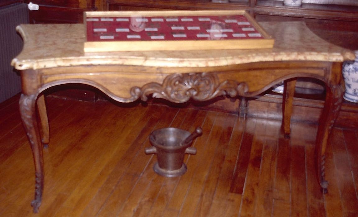 Table - © Ministère de la Culture (France), Conservation des antiquités et des objets d’art de l’Ain, tous droits réservés