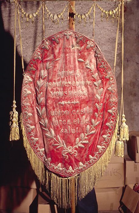 bannière de procession : Le Secours Mutuel, vue générale - © Ministère de la Culture (France), Conservation des antiquités et des objets d’art de l’Ain, tous droits réservés