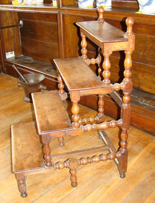 Escabeau de pharmacie - © Ministère de la Culture (France), Conservation des antiquités et des objets d’art de l’Ain, tous droits réservés