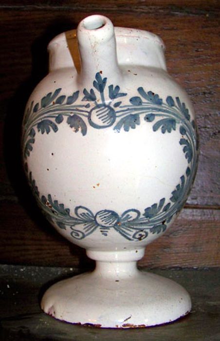 Chevrette 1 : ensemble de 120 pots à pharmacie - © Ministère de la Culture (France), Conservation des antiquités et des objets d’art de l’Ain, tous droits réservés