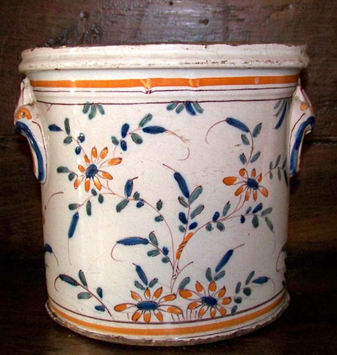 Pot à pharmacie ; pot à onguent 1 : ensemble de 120 pots à pharmacie - © Ministère de la Culture (France), Conservation des antiquités et des objets d’art de l’Ain, tous droits réservés