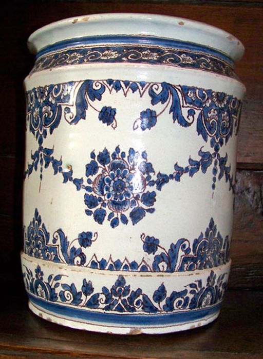 Pot à pharmacie ; pot à onguent 2 : ensemble de 120 pots à pharmacie - © Ministère de la Culture (France), Conservation des antiquités et des objets d’art de l’Ain, tous droits réservés