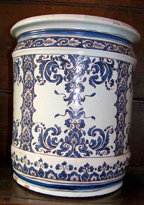 Pot à pharmacie ; pot à onguent 3 : ensemble de 120 pots à pharmacie - © Ministère de la Culture (France), Conservation des antiquités et des objets d’art de l’Ain, tous droits réservés