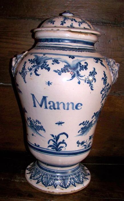 Pot à pharmacie (19) ; pot à thériaque : ensemble de 120 pots à pharmacie - © Ministère de la Culture (France), Conservation des antiquités et des objets d’art de l’Ain, tous droits réservés