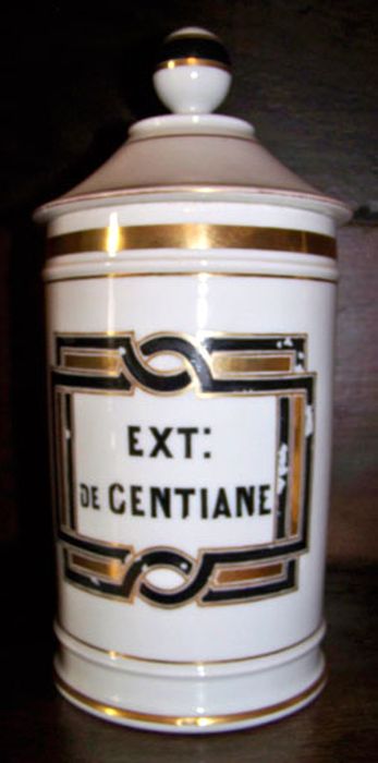 Pot à pharmacie (8) ; pots canon 1 : ensemble de 120 pots à pharmacie - © Ministère de la Culture (France), Conservation des antiquités et des objets d’art de l’Ain, tous droits réservés