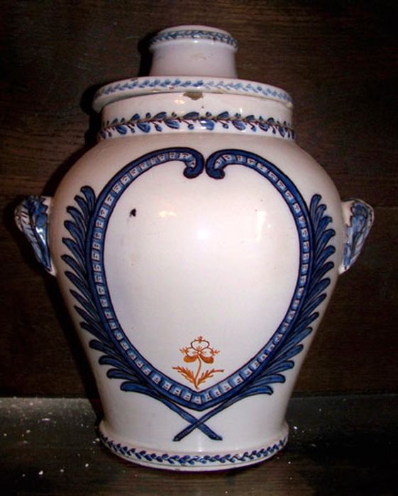 Pot à pharmacie (87) ; pots canon 2 : ensemble de 120 pots à pharmacie - © Ministère de la Culture (France), Conservation des antiquités et des objets d’art de l’Ain, tous droits réservés