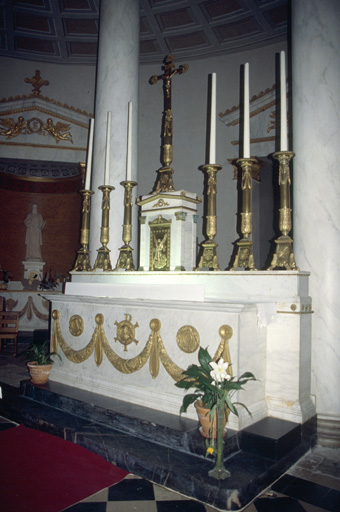 Maître-autel ; tabernacle ; gradin d'autel