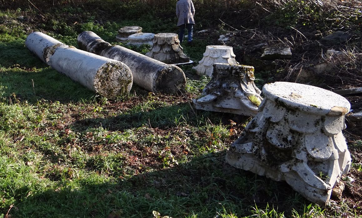 colonnes, chapiteaux, vue partielle