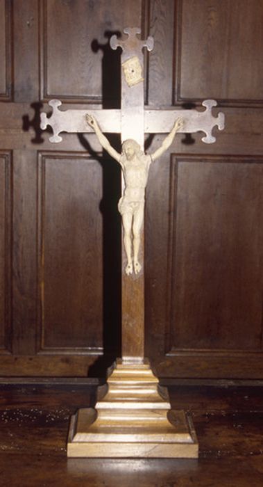 crucifix (statuette) : Christ en croix, vue générale