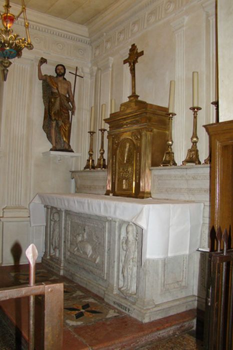 décor et mobilier de la chapelle Saint-Jean-Baptiste (autel, tabernacle, statue, 2 reliquaires, chandelier, confessionnal, lambris de revêtement), vue générale