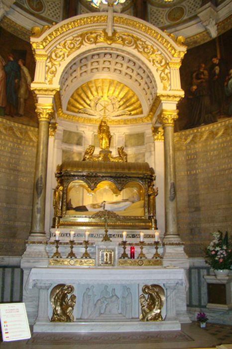 autel, retable, tabernacle, gradin d'autel dit de la châsse du curé d'Ars, vue générale - © Ministère de la Culture (France), Conservation des antiquités et des objets d’art de l’Ain, tous droits réservés