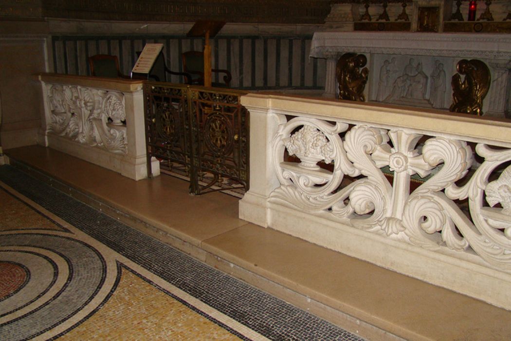 table de communion de la chapelle de la Châsse du curé d'Ars, n°5, vue générale - © Ministère de la Culture (France), Conservation des antiquités et des objets d’art de l’Ain, tous droits réservés