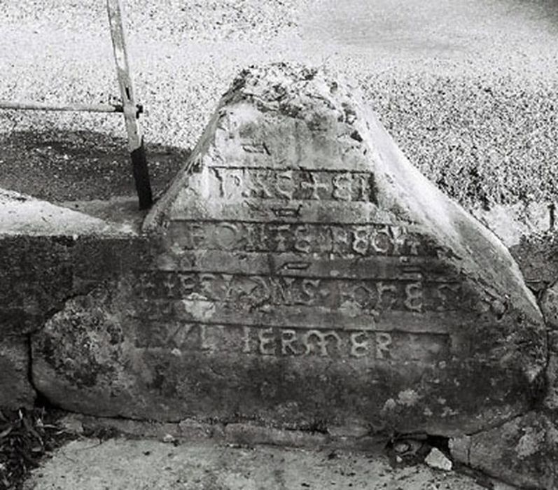 socle d'un calvaire - © Ministère de la Culture (France), Conservation des antiquités et des objets d’art de l’Ain, tous droits réservés