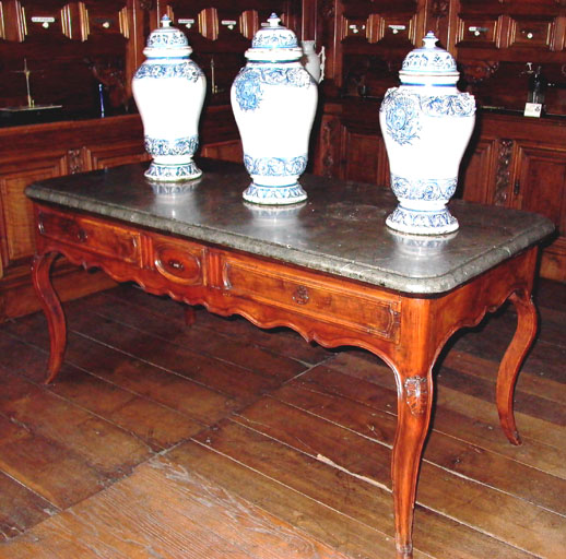 table à pharmacie, vue générale. - © Ministère de la culture (France) ; © Conseil départemental de l'Ain