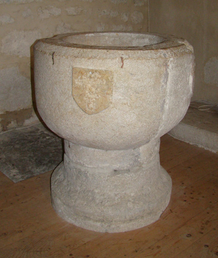 Fonts baptismaux ; lavabo d'église