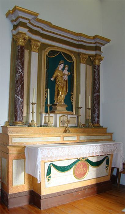 Autel ; retable ; gradin d'autel (2) ; statue de la Vierge