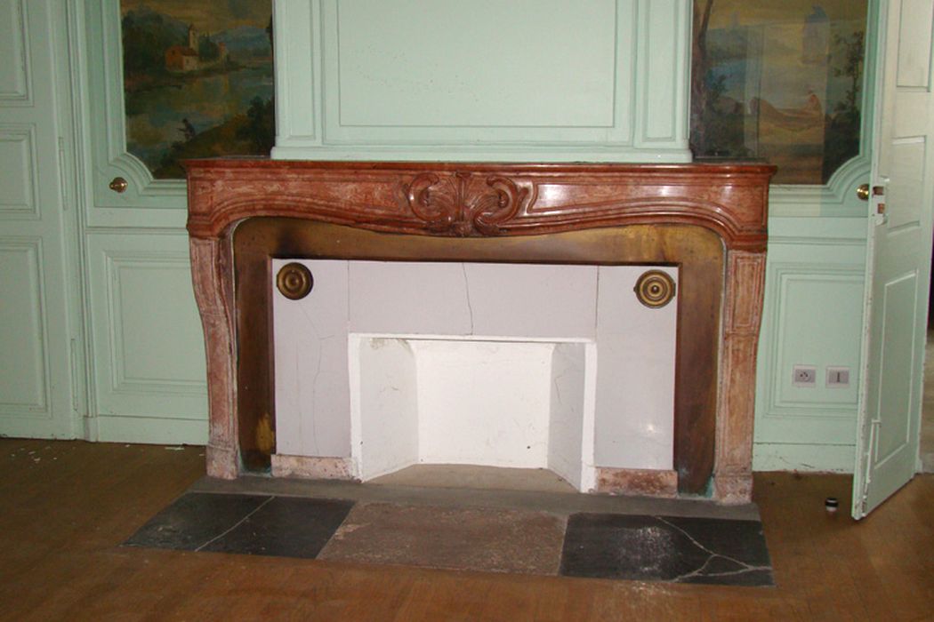 Cheminée - © Ministère de la Culture (France), Conservation des antiquités et des objets d’art de l’Ain, tous droits réservés