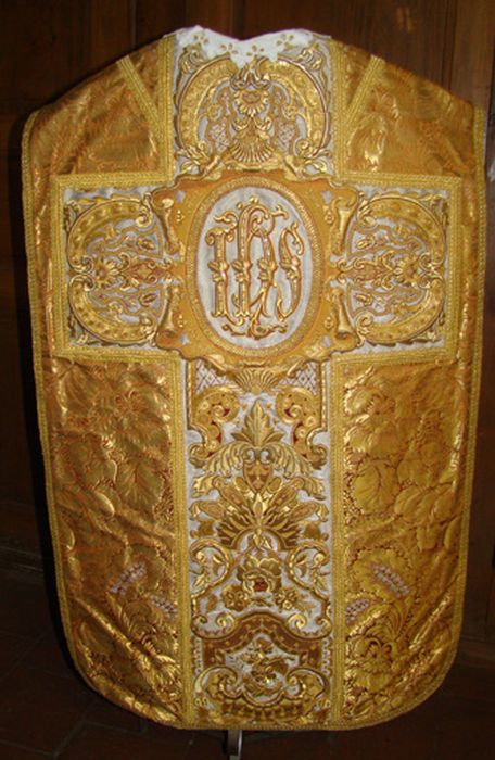 Ornement doré 1 : chasuble ; chasuble ; étole ; manipule ; voile de calice ; bourse de corporal