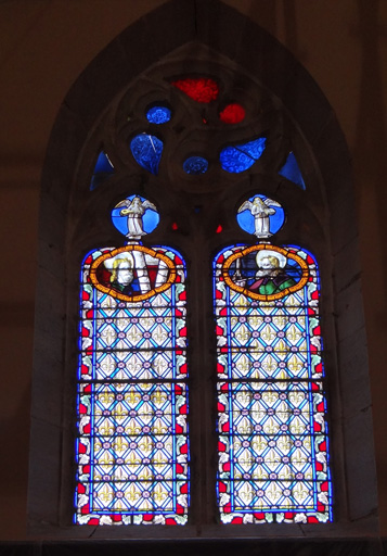 ensemble de 4 verrières à personnages saint André et saint Paul, 2 anges musiciens ; blason des Machard ; 2 choux décoratifs