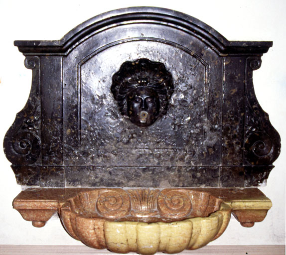 fontaine à eau potable, vue générale. - © Ministère de la culture (France), Médiathèque du patrimoine et de la photographie ; © Conseil départemental de l'Ain, tous droits réservés