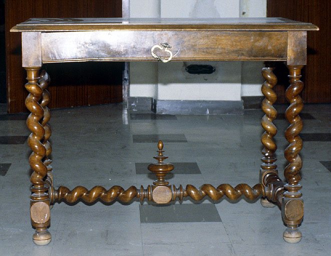 table - © Ministère de la Culture (France), Conservation des antiquités et des objets d’art de l’Ain, tous droits réservés