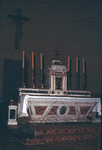 maître-autel ; gradin d'autel ; tabernacle