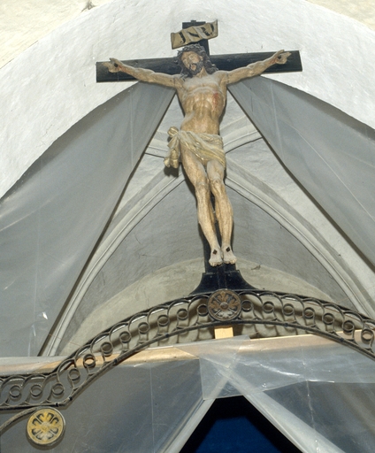 statue Christ en croix sur poutre de gloire