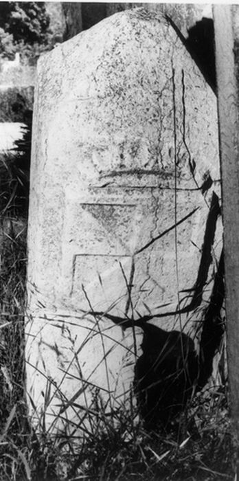 Borne : borne seigneuriale armoriée des blasons des Groslée et des Montbel d'Entremont - © Ministère de la Culture (France), Conservation des antiquités et des objets d’art de l’Ain, tous droits réservés